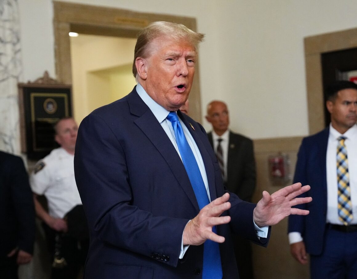 Donald Trump, acuzat că a generat profituri de un miliard de dolari prin fraude/ Fostul președinte consideră ”farsă” procesul din New York