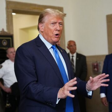 profimedia-0810284468.jpg Donald Trump, acuzat că a generat profituri de un miliard de dolari prin fraude/ Fostul președinte consideră ”farsă” procesul din New York