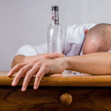 alcool-pomana.jpg Ce au găsit medicii în CORPUL unui bărbat, care a venit la spital cu dureri atroce. Ce pățise, de fapt, la beție