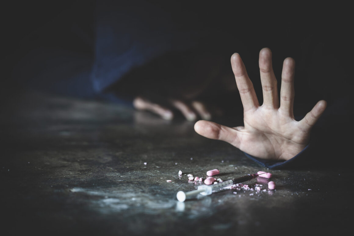 shutterstock_1968262090-scaled.jpg Senator francez arestat după ce ar fi DROGAT o deputată ca să o poată viola. Procurorii au găsit ecstasy în urma perchezițiilor