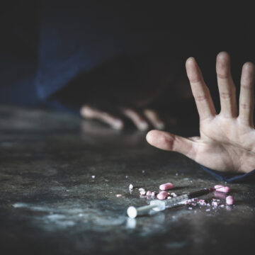 shutterstock_1968262090-scaled.jpg Senator francez arestat după ce ar fi DROGAT o deputată ca să o poată viola. Procurorii au găsit ecstasy în urma perchezițiilor