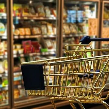 291358470d37586bbe0643ea22edca88.jpg Românii merg la hypermarket ca la muzeu. Ce este fenomenul shrinkflation