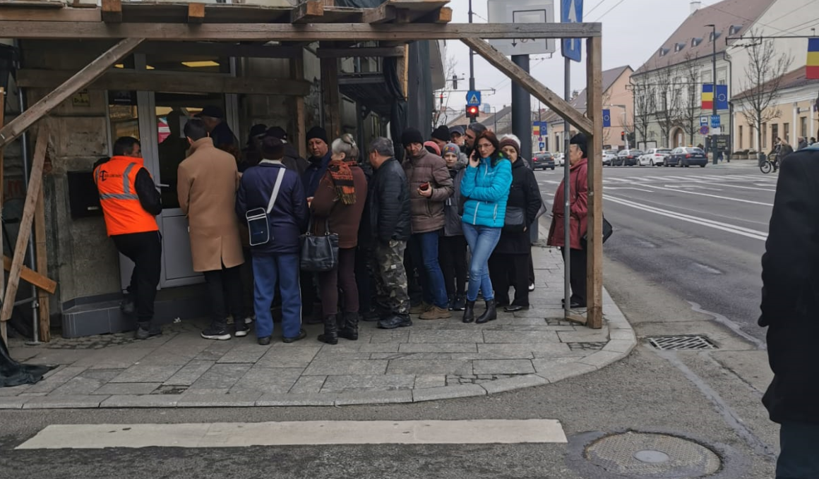 ”Niciodată nu mi s-a întâmplat să-mi fie frică că o să fiu pocnită” – Scandal la Electrica Cluj cu omul de la pază – FOTO