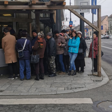 3a287e5a50b3e34bb225f52c4cc19b01.png ”Niciodată nu mi s-a întâmplat să-mi fie frică că o să fiu pocnită” – Scandal la Electrica Cluj cu omul de la pază – FOTO