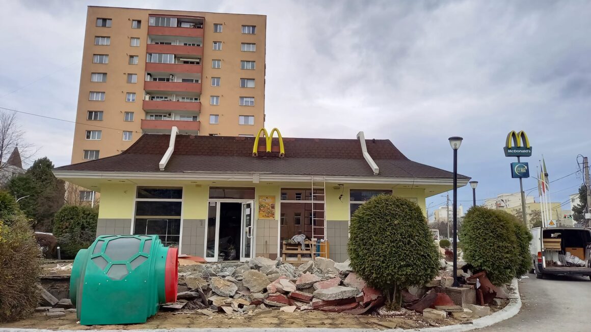 Se demolează McDonalds Mănăștur? Tensiuni în rândul clujenilor – FOTO