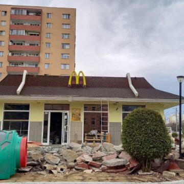 8a817db422bc0090714e3937c0d8f416.jpg Se demolează McDonalds Mănăștur? Tensiuni în rândul clujenilor – FOTO