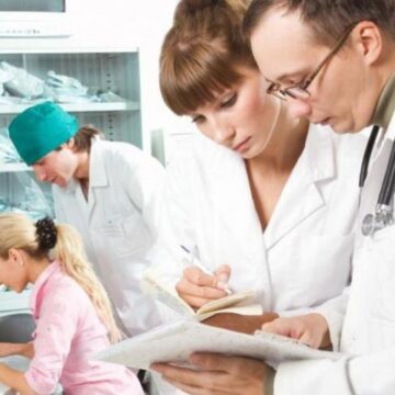 Italieni, prinși cu diplome false de asistenți medicali, obținute în România. Străinii nu știau nici măcar limba română