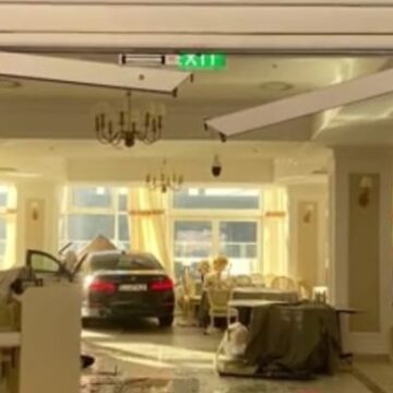 eac52da42cf56035e502a866d963a506.jpeg Un BMW de Cluj a intrat într-un restaurant din Băile Herculane și a distrus totul în cale. Cum s-a produs totul – VIDEO