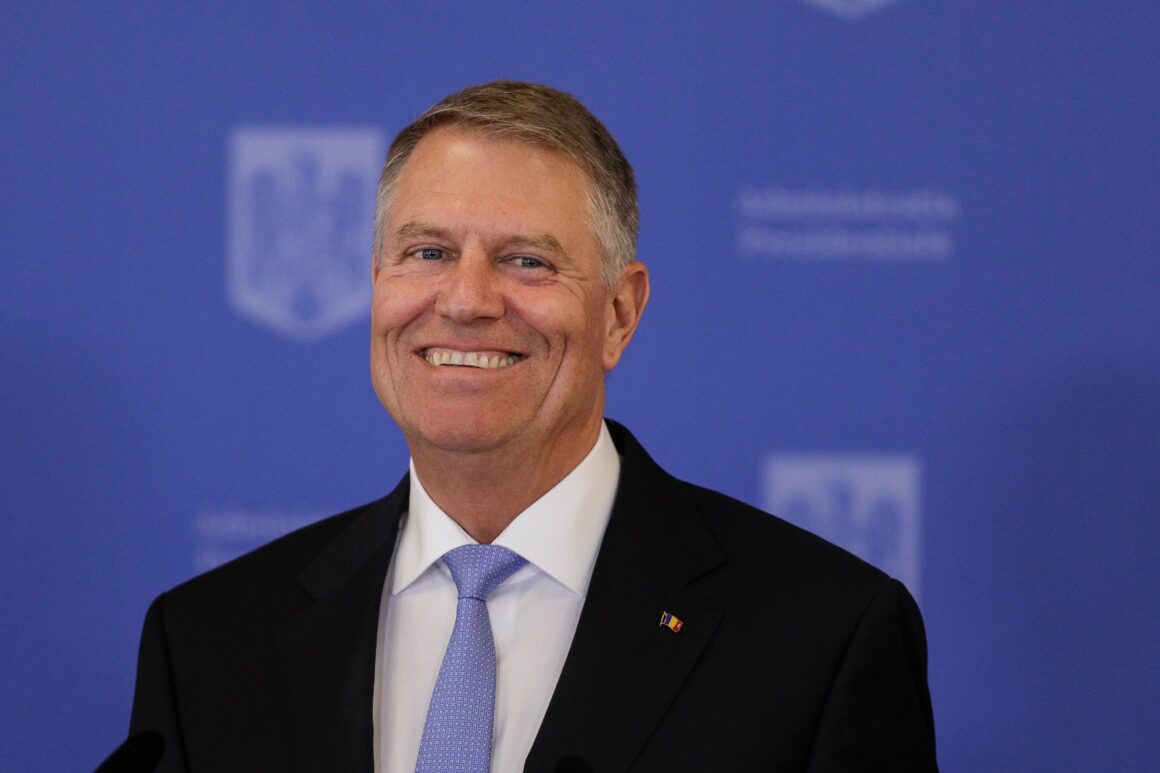 Reacții negative ale internauților după ce Iohannis l-a felicitat pe David Popovici: „Mergi și tu cu low cost și donează banii din avioane private”