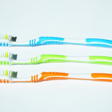 Stomatolog: care sunt criteriile după care alegem pasta și periuța de dinți