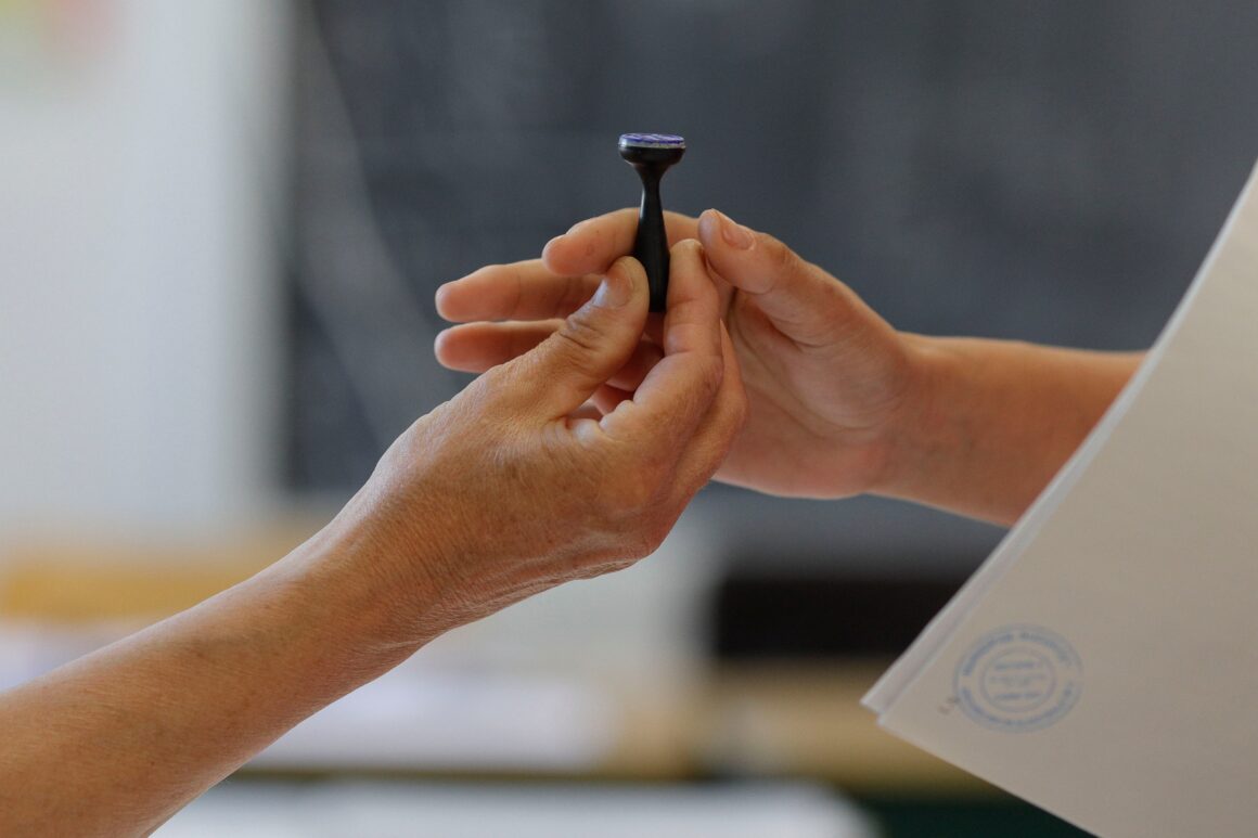 Dacă alegerile prezidențiale ar avea loc azi, cu cine ar vota românii. Pe ce loc se află Elena Lasconi