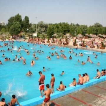 Un mit spulberat. Cum îți dai seama că în apa din piscină este prea mult clor