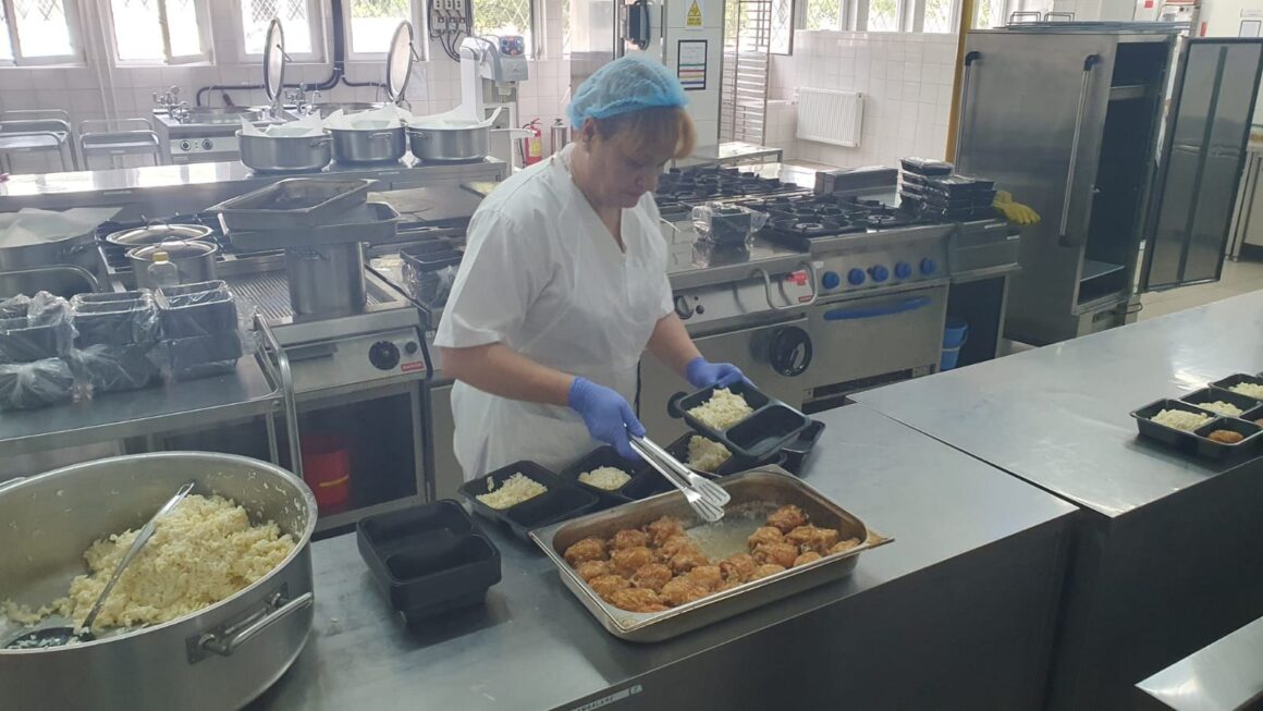 1722324601_index.jpeg Reportaj în bucătăria Spitalului Fundeni, unde un pacient a primit biscuiți cu viermi. „Suntem o mână de oameni la peste 500 de guri”