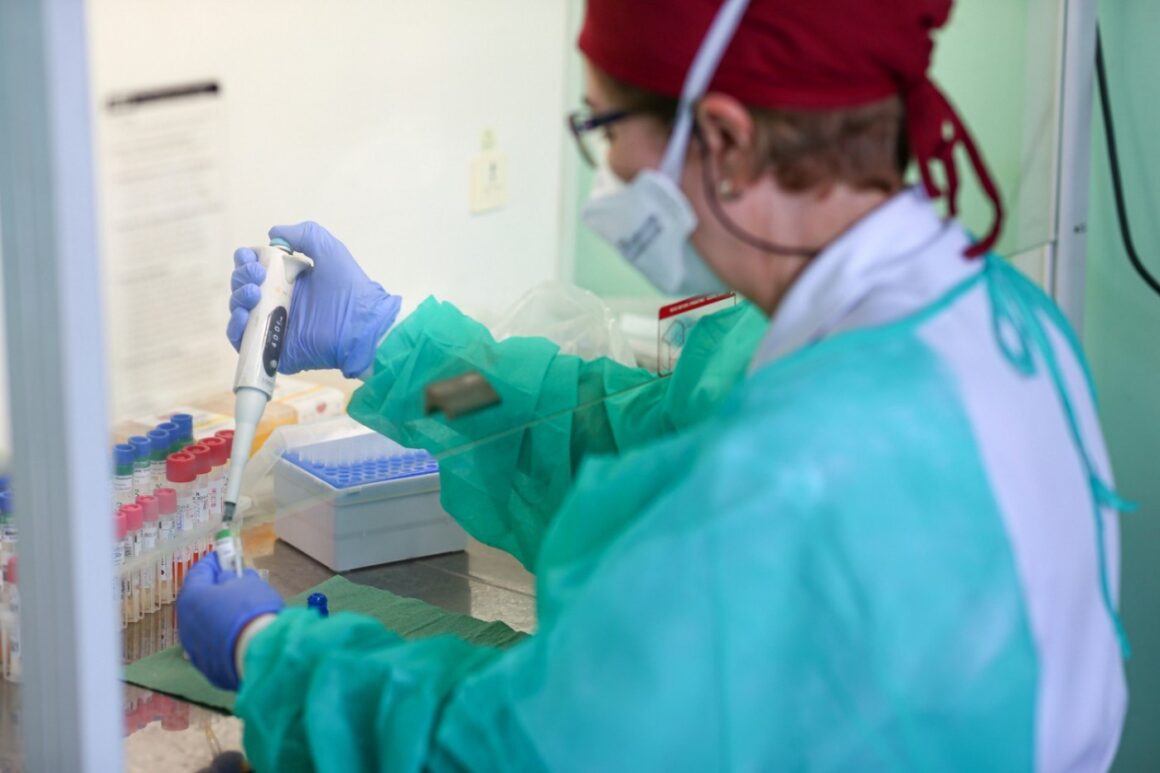 1722714706_index.jpeg COVID-ul de vară bagă tot mai mulți români în spitale. Întreaga lume, în așteptarea următorului vaccin