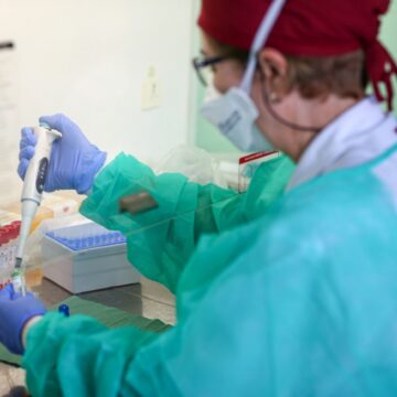 1722714706_index.jpeg COVID-ul de vară bagă tot mai mulți români în spitale. Întreaga lume, în așteptarea următorului vaccin