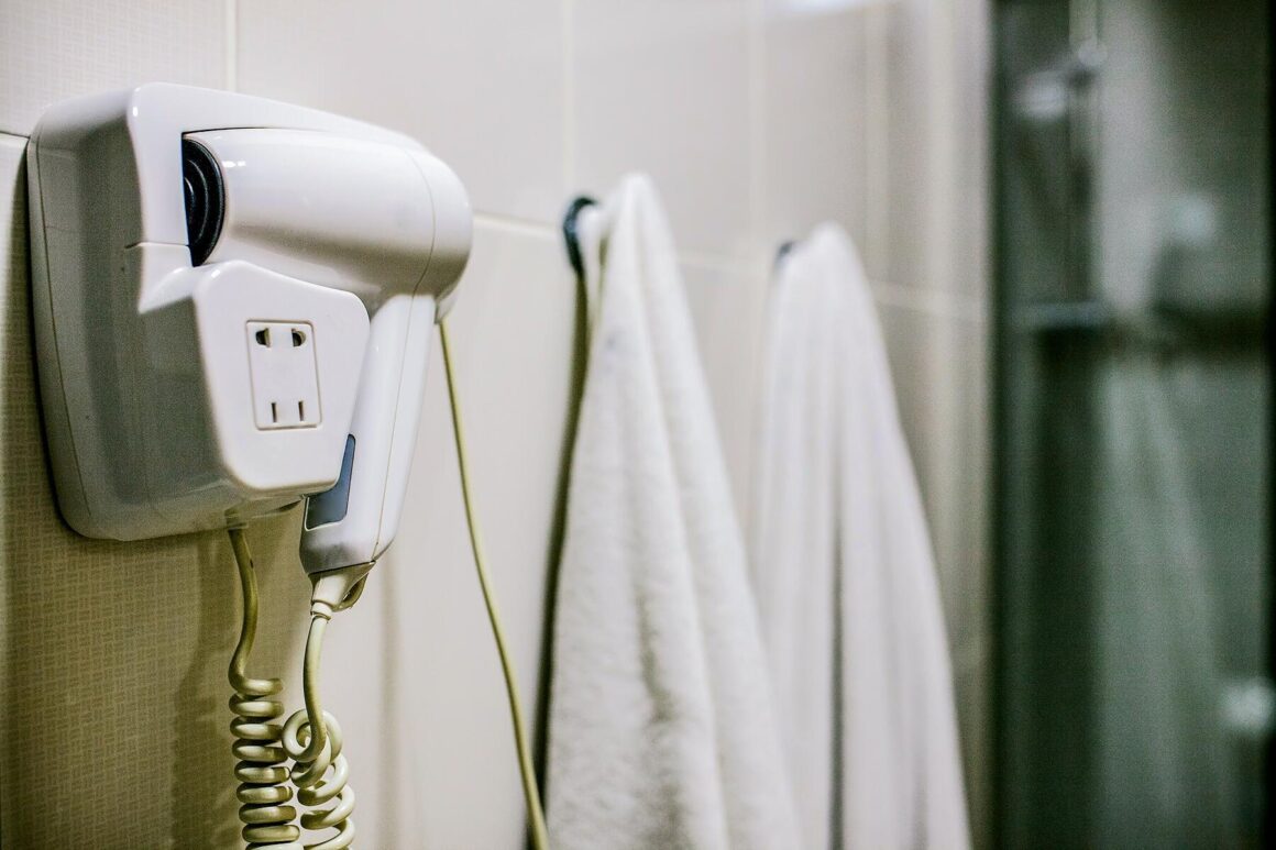 1722758233_index.jpeg De ce e riscant pentru sănătate să folosiți uscătoarele de păr din hoteluri. Avertismentele unui doctor