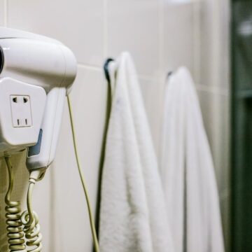 De ce e riscant pentru sănătate să folosiți uscătoarele de păr din hoteluri. Avertismentele unui doctor