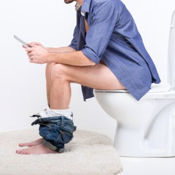 1723755739_index.jpeg Vă place să vă așezați cu o carte bună sau să dați scroll pe TikTok când ajungeți la toaletă? Problemele medicale la care vă expuneți
