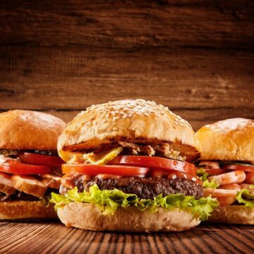 1723842203_index.jpeg Cât de grav ne poate îmbolnăvi un singur burger pe zi. De ce nu ar trebuie să mâncăm prea multă carne roșie