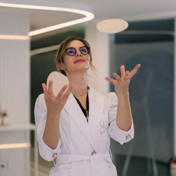 Sânii uriași, o problemă medicală și psihică pentru femei. Dr. Alina Mȋtcan ”Reducția mamară le scapă de acest stigmat”