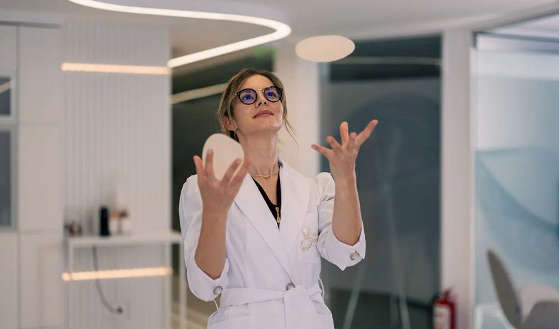 1724145485_index.png Sânii uriași, o problemă medicală și psihică pentru femei. Dr. Alina Mȋtcan ”Reducția mamară le scapă de acest stigmat”