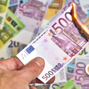 A-dat-500-de-euro-pe-o-pereche-de-adidasi-si-l-a-scos-din-sarite-pe-tatal-sau-milionar-din-fotbal.jpg A dat 500 de euro pe o pereche de adidaşi şi l-a scos din sărite pe tatăl său, milionar din fotbal: „Sunt şi urâți”