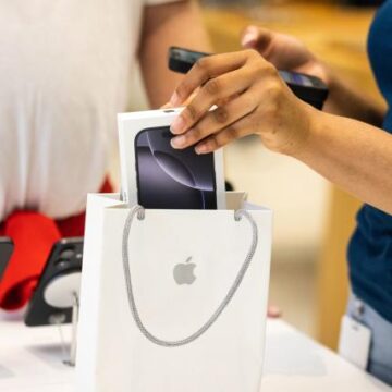 Apple renunţă la ideea de a comercializa iPhone-uri pe abonament