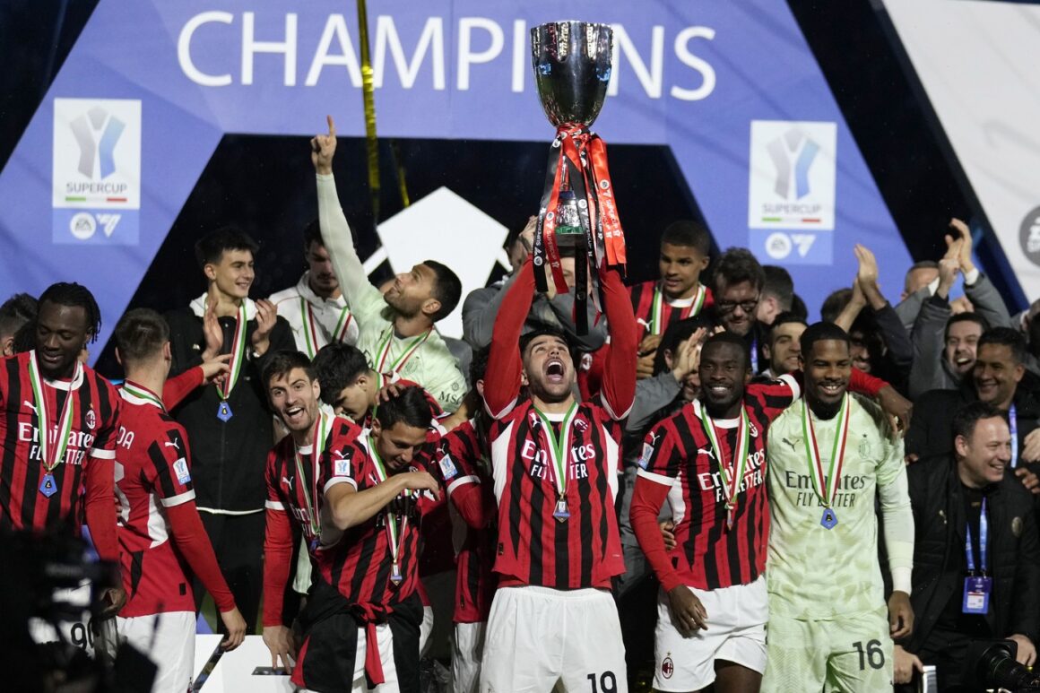 AC-Milan-a-revenit-de-la-0-2-in-derby-ul-cu-Inter-Milano-si-a-cucerit-Supercupa-Italiei.jpg AC Milan a revenit de la 0-2 în derby-ul cu Inter Milano și a cucerit Supercupa Italiei