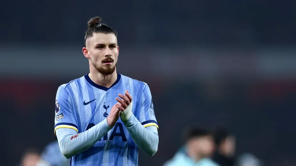 Ange-Postecoglou-a-decis-ce-face-cu-Radu-Dragusin-in-meciul-Tottenham-Everton.-Ce-au-scris-britanicii.webp.webp Ange Postecoglou a decis ce face cu Radu Drăguşin în meciul Tottenham