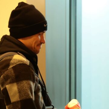 Darius Olaru, cu un „harnașament” special pentru umăr, a mers la vestiare pentru a face schimb de tricouri cu un star de la Manchester United. Cu ce „suvenir” prețios s-a ales marele absent de la FCSB