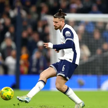LEquipe-scrie-despre-transferul-salvator-pentru-Radu-Dragusin.-Manchester-City-a-ajuns-la-un-acord-si-il-cumpara-de-la-Lens-pe-aparatorul-dorit-de-Spurs.webp.webp Englezii de la The Sun, titlu şocant după ce Radu Drăguşin şi Tottenham s-au prăbuşit în zona retrogradării din Premier League
