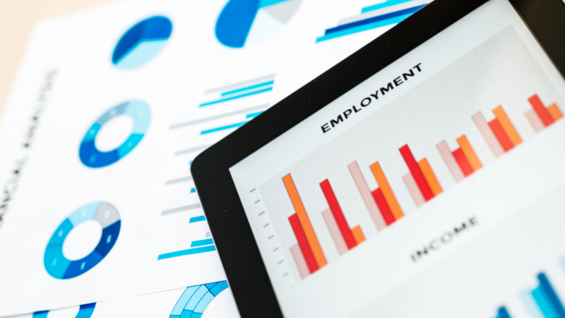Navigating-Labor-Market-Blog-Banner-1536x864-1.png Vrei să îți schimbi cariera în 2025? Piața muncii suferă schimbări