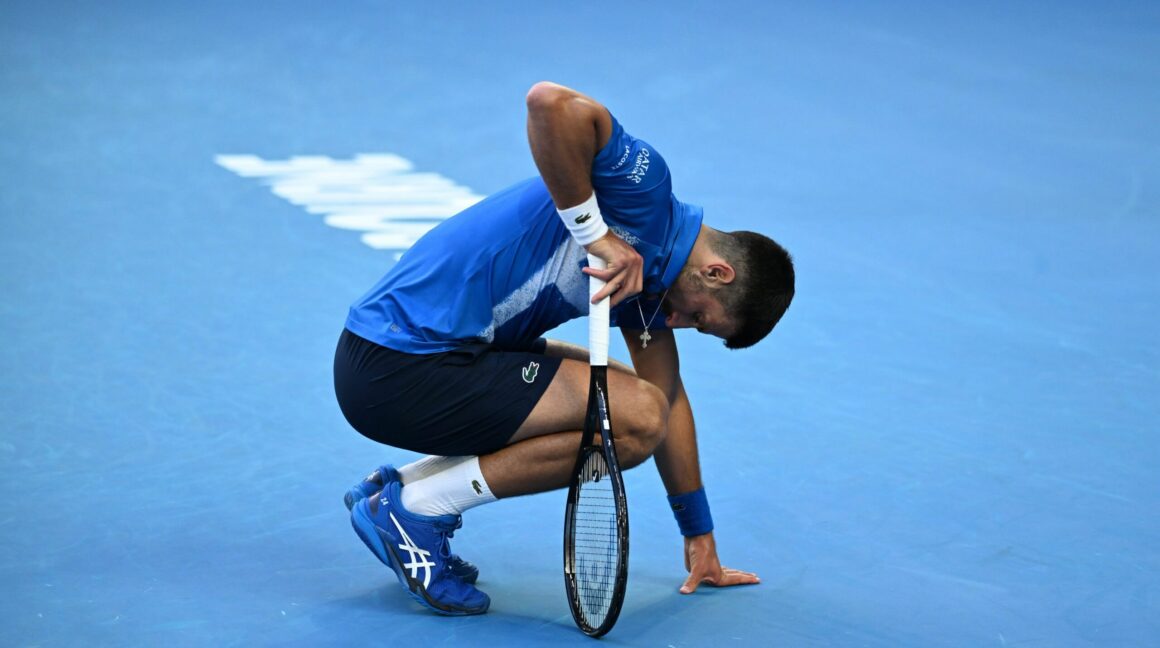 Novak-Djokovic-a-abandonat-in-semifinale-la-Australian-Open.-A-parasit-terenul-in-huiduielile-publicului-e1737701756834.jpg Novak Djokovic a abandonat în semifinale la Australian Open. A părăsit terenul în huiduielile publicului