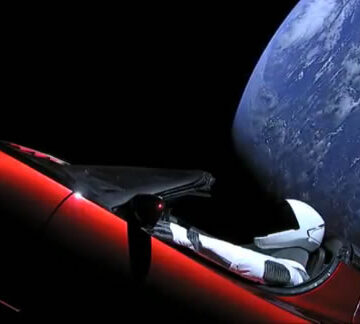 Tesla Roadster, lansată în spațiu, a fost confundată cu un astroid