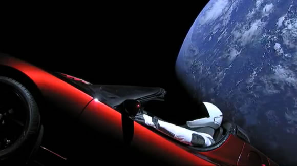 Roadster_Earth.jpg Tesla Roadster, lansată în spațiu, a fost confundată cu un astroid