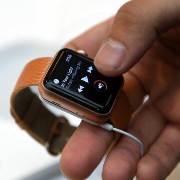 Schior SALVAT de la moarte de ceasul său inteligent. Cum a acționat smartwatch-ul