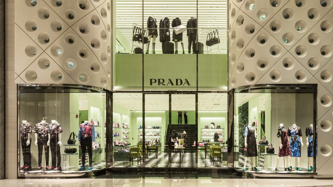 cover.jpg.jpg Prada se pregătește să preia Versace