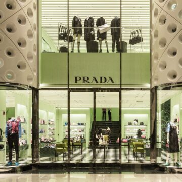 cover.jpg.jpg Prada se pregătește să preia Versace
