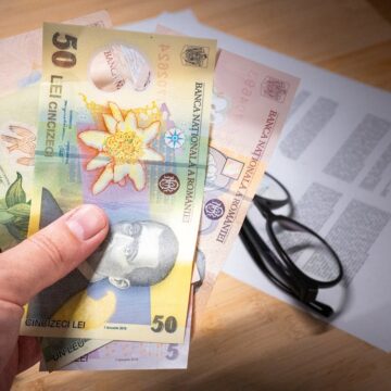 free-photo-of-real-estate-transaction-romanian-currency-banknotes.jpeg Din anul 2025 vei plăti mai multe taxe. Cum va arăta economia