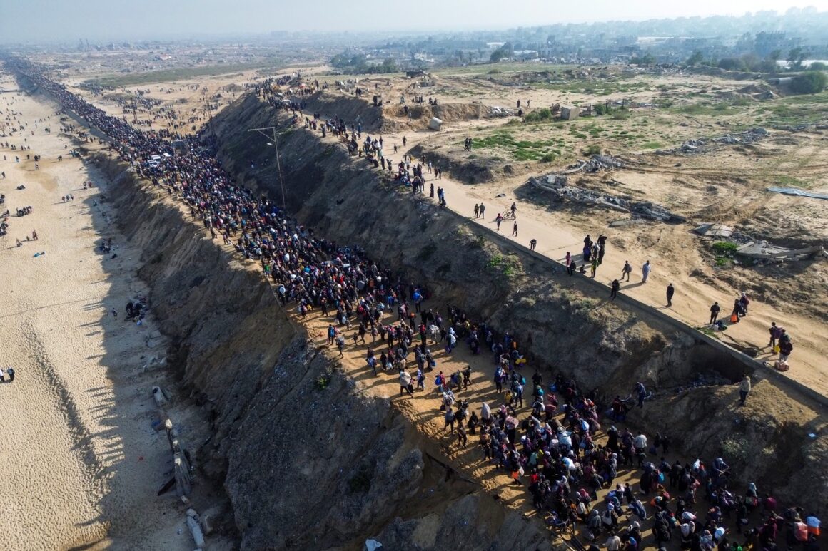 profimedia-0957992615.jpg Mii de palestinieni se întorc în nordul Fâșiei Gaza, după ce Israelul le-a permis să revină