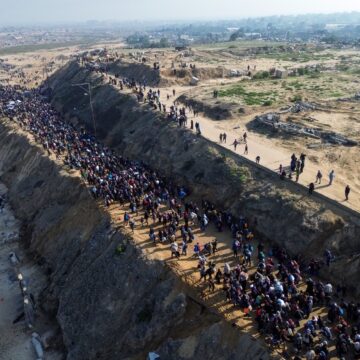 Mii de palestinieni se întorc în nordul Fâșiei Gaza, după ce Israelul le-a permis să revină
