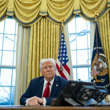 Donald TRUMP ordonă revizuirea standardelor în transportul aerian, după accidentul produs în Washington