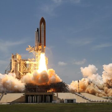 racheta-lansare-Pixabay.jpg Jeff Bezos pregăteşte primul ZBOR al lansatorului său cu încărcătură grea