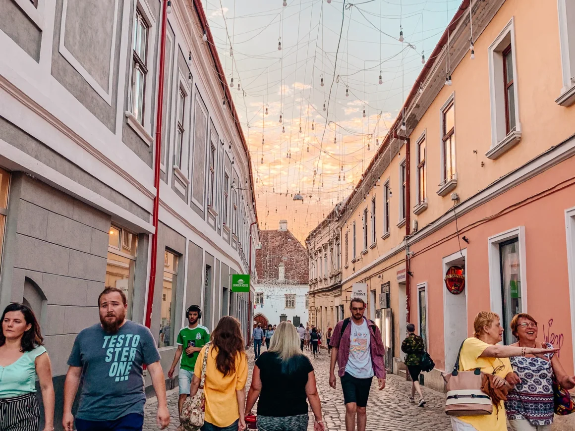 things-to-do-in-cluj-napoca-romania-street.webp.webp Orașele mari din România atrag tinerii și investițiile