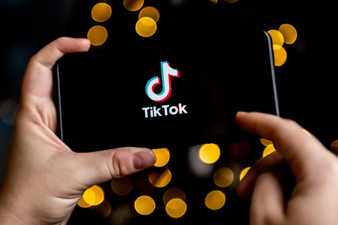tiktok-logo-on-phone-scaled.webp.webp Donald Trump discută achiziţia TikTok cu mai multe entităţi