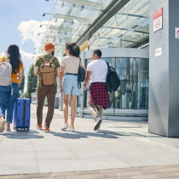 tineri-1.webp.webp Tinerii români nu se mai lasă duși din România