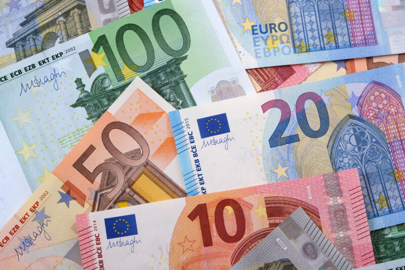 varios-euros-diferentes.jpg Republica Moldova schimbă moneda de referință de la dolar la euro