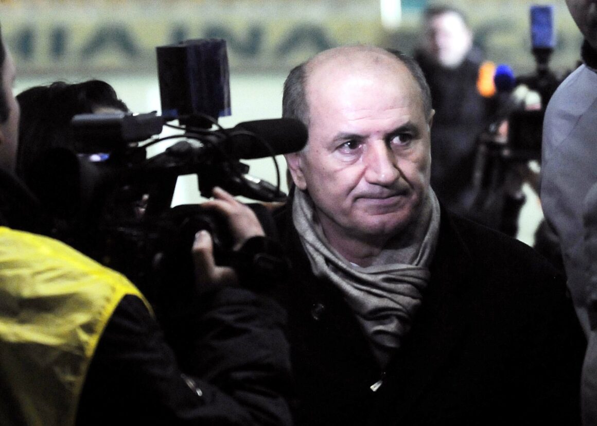 „L-am-pus-sa-semneze-pe-o-bucata-de-hartie.-Cum-s-a-asigurat-fotbalistul-ca-patronul-milionar-George-Copos-ii-va-da-banii-pe-care-ii-datora.jpg „L-am pus să semneze pe o bucată de hârtie”. Cum s-a asigurat fotbalistul că patronul milionar George Copos îi va da banii pe care îi datora