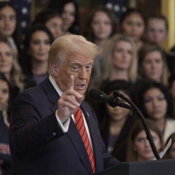 Ca pe vremea lui Ceauşescu! Ce mesaj au înlăturat organizatorii Super Bowl pentru că Donald Trump şi-a anunțat prezența: „Laşi nenorociți”