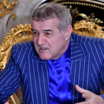 „Trage bine la jug! E jale mare când joacă ăsta”